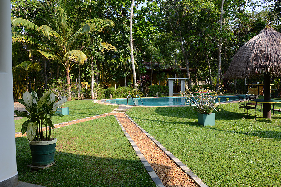 Blick von der Terrasse auf den Pool und unser Restaurant